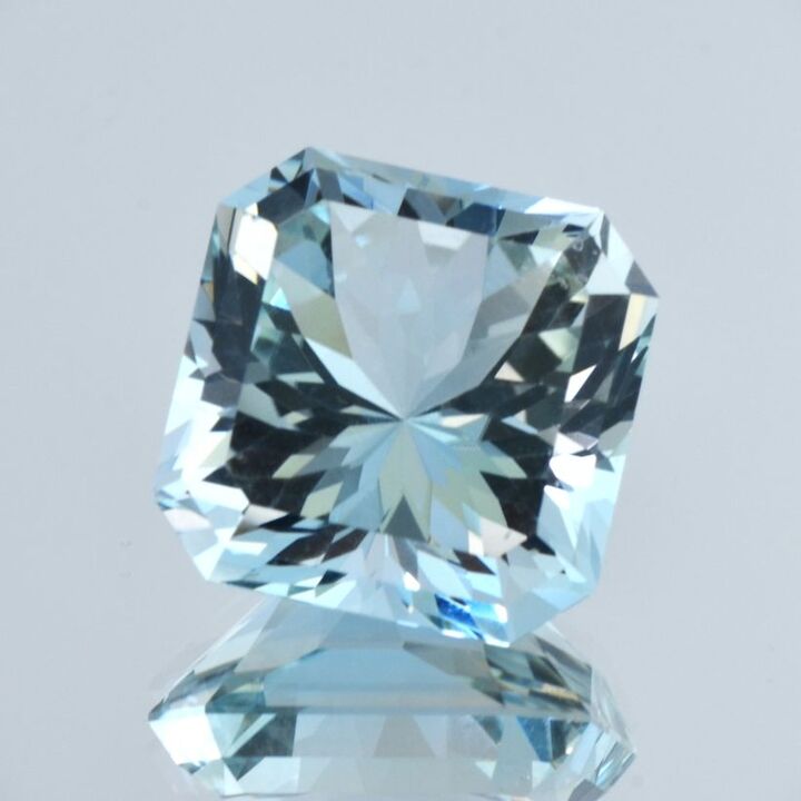 Topas Design-Achteck hellblau unbehandelt 29,98 ct.