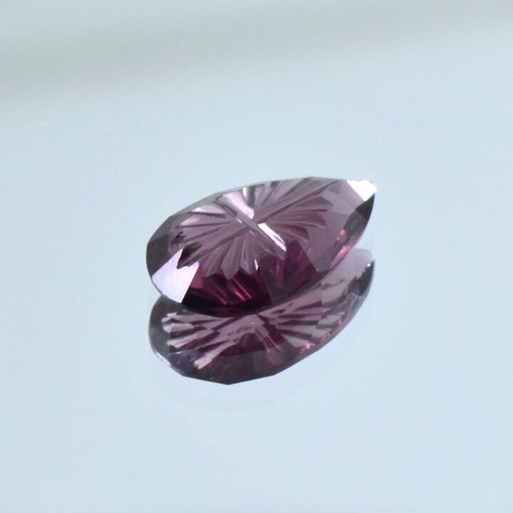 Spinell Tropfen graviert dunkles Purpur 1,83 ct