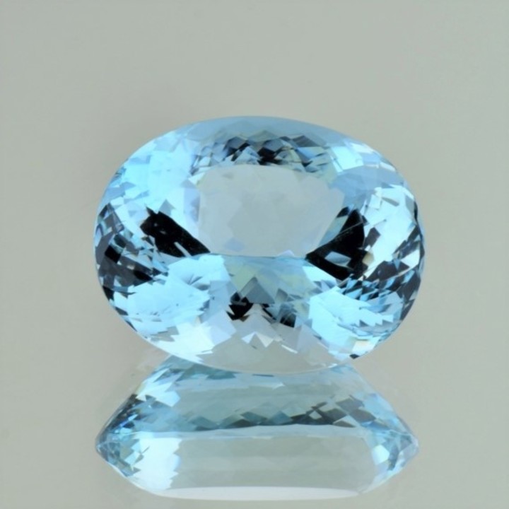 Aquamarin oval hellblau 24,98 ct