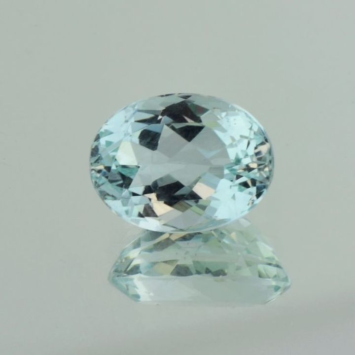 Aquamarine oval light blue 4.05 ct.