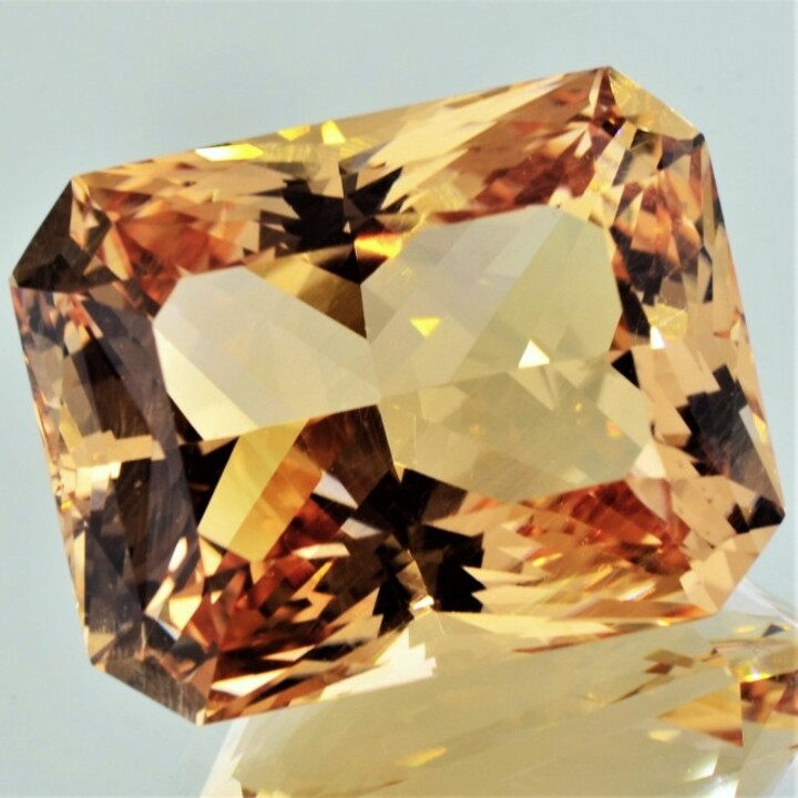 Beryl octagon bräunlich-champagne 91.30 ct.