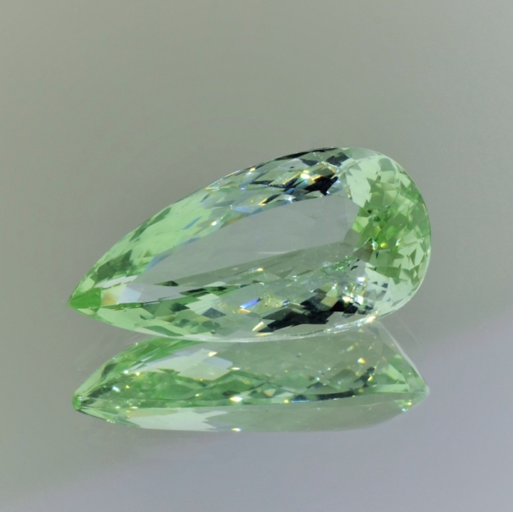 Beryl pear light green 13.81 ct