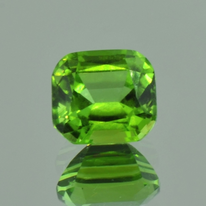 Peridot cushion green 4.92 ct