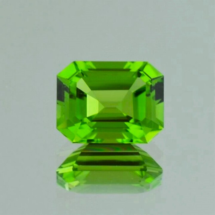 Peridot octagon green 6.63 ct