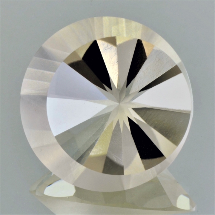 Quartz round fantasy farblos-getönt 75.16 ct