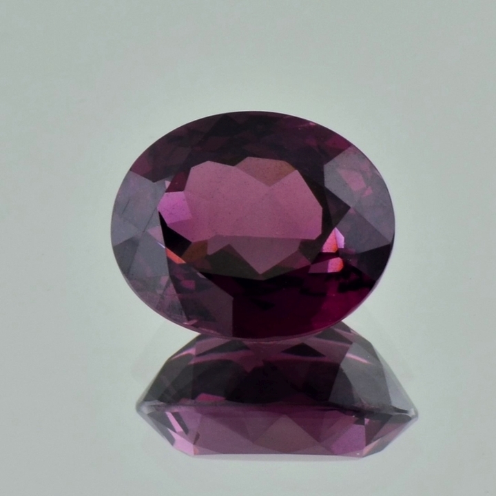 Rhodolite Garnet Umbalite oval purple red 12.85 ct