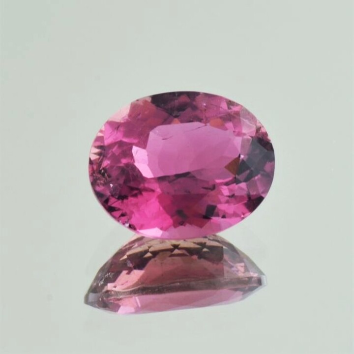 Turmalin oval dunkelrosa 6,40 ct.