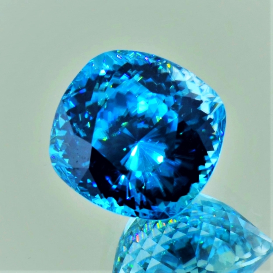 Zirkon antik intensives-blau 18,25 ct