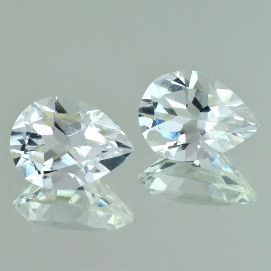 Topaz Pair pear colorless 39.61 ct.