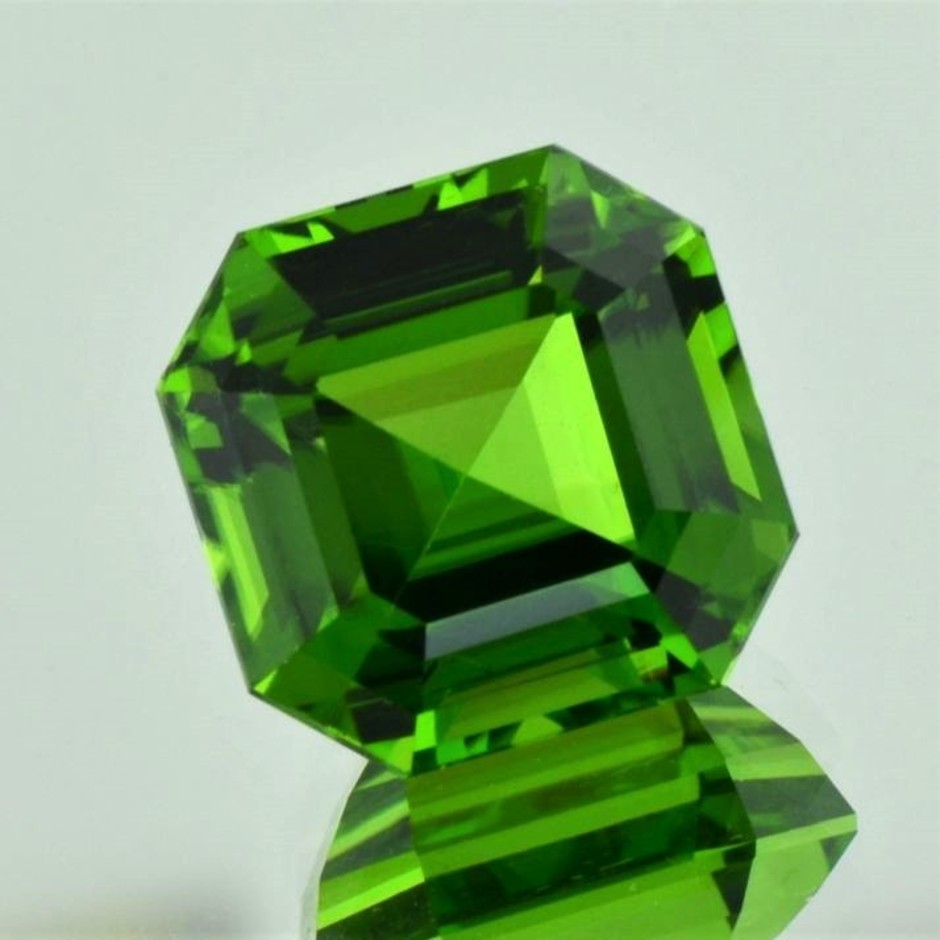 Peridot octagon intensives Grün 20,38 ct