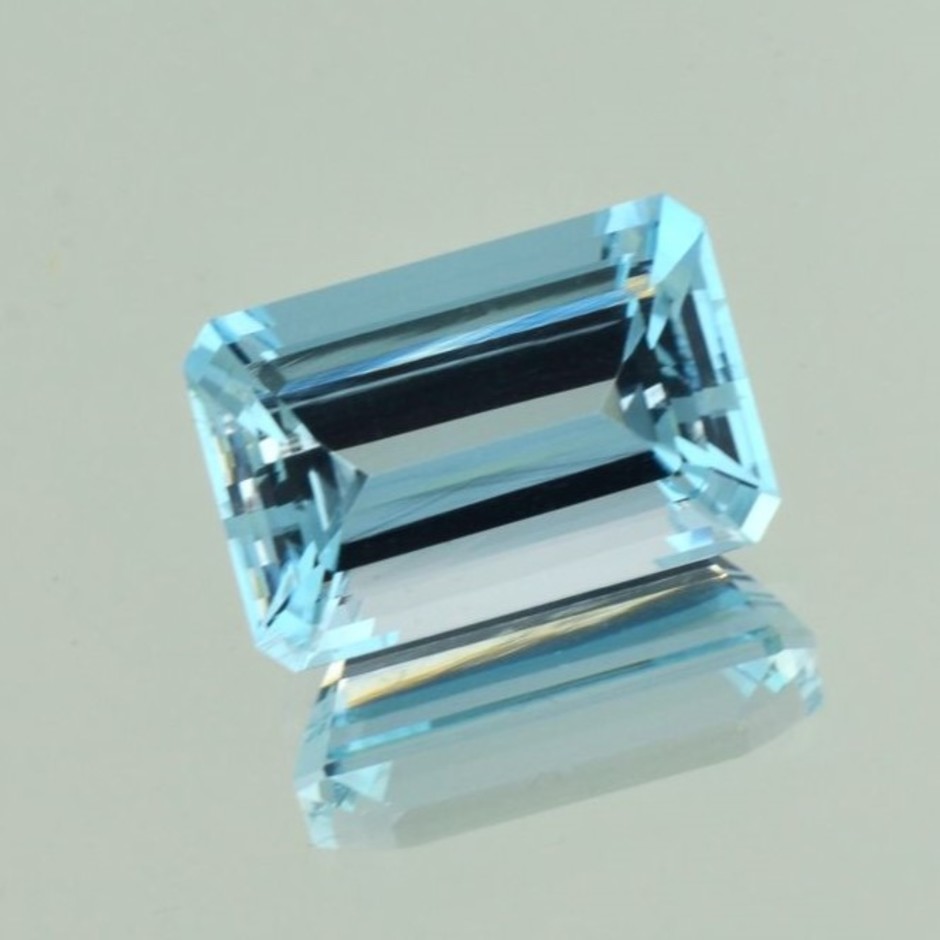 Aquamarine octagon light blue 9.50 ct.