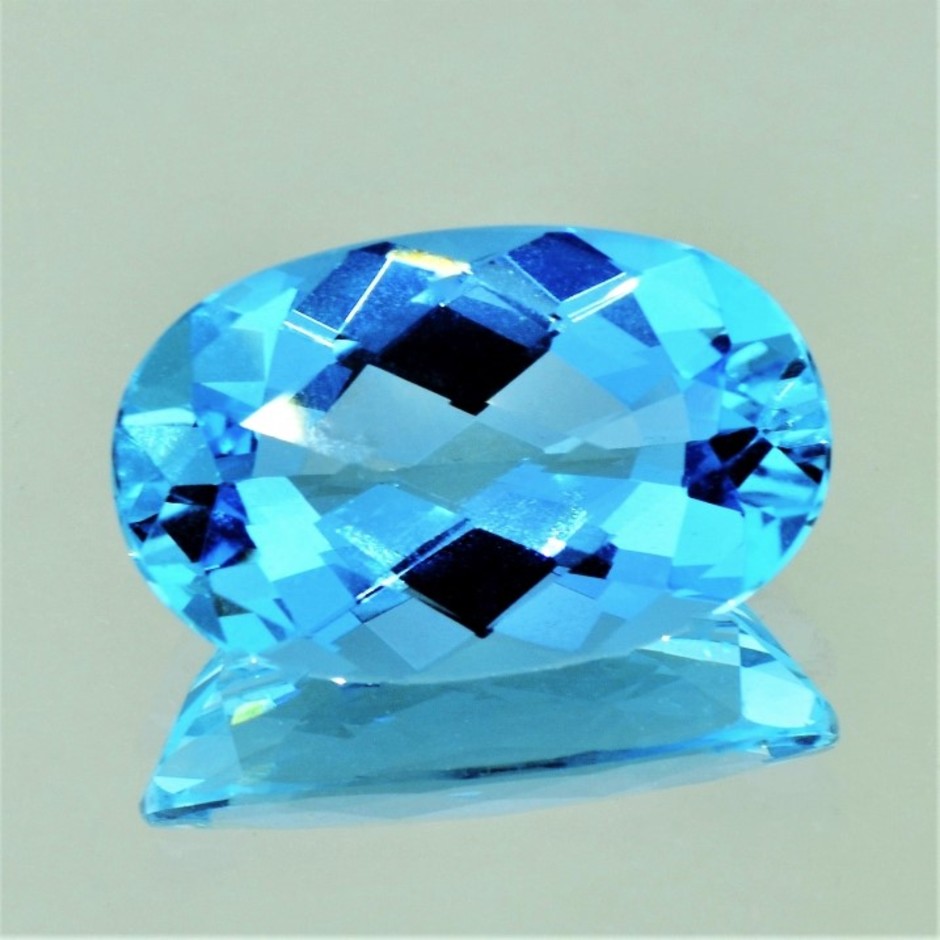 Aquamarine oval intense light blue 17.26 ct