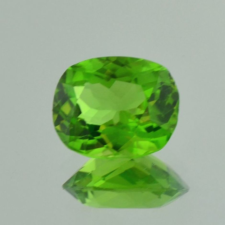 Peridot Antikoval grün 7,18 ct