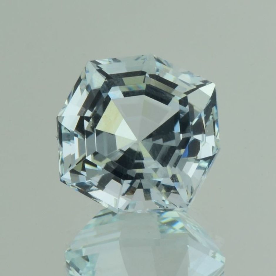 Aquamarine Design-Achteck very light blue 19.08 ct