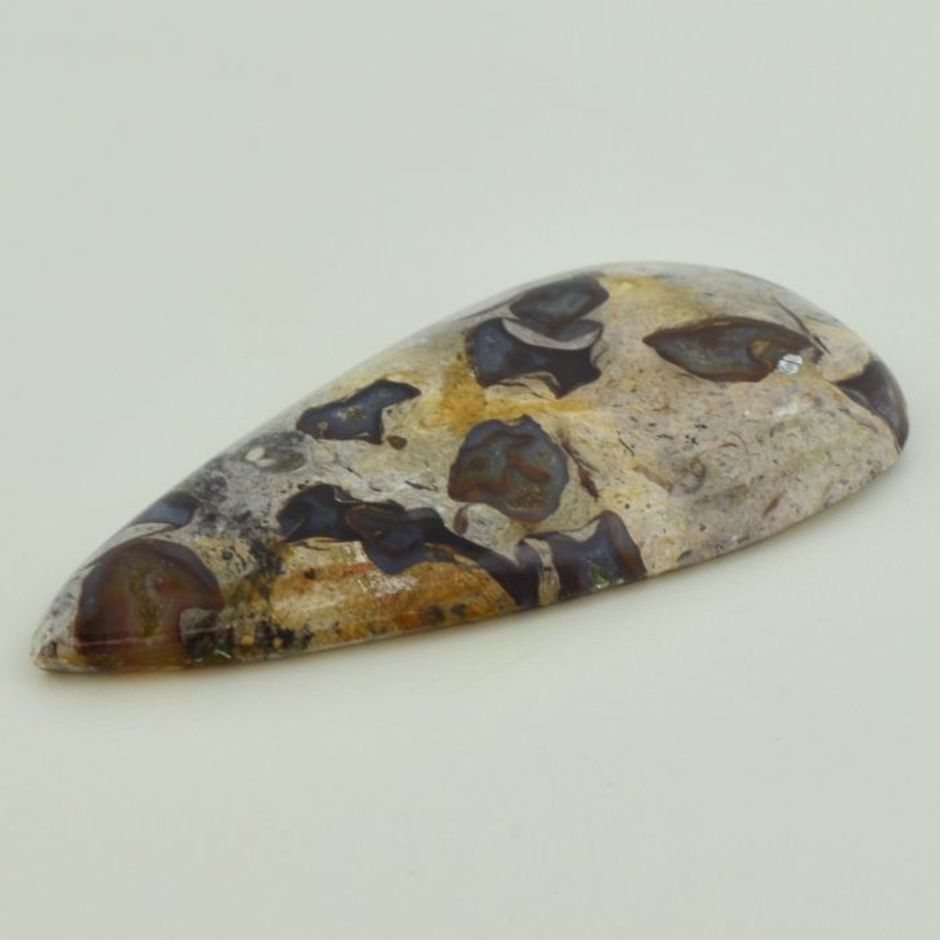 Jaspis Tropfen Cabochon 64,68 ct