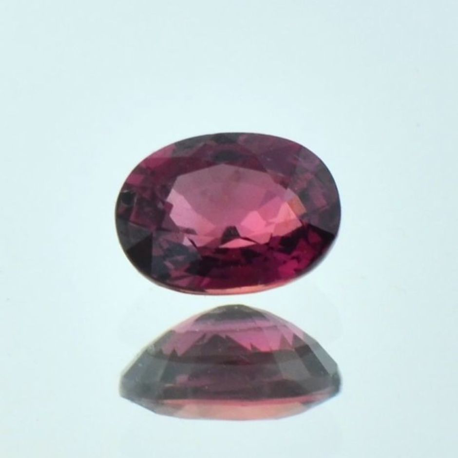 Saphir oval bräunlich-purpurrot unbehandelt 1,96 ct