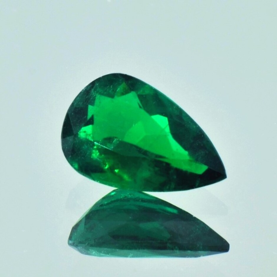 Emerald pear intense green 2.23 ct