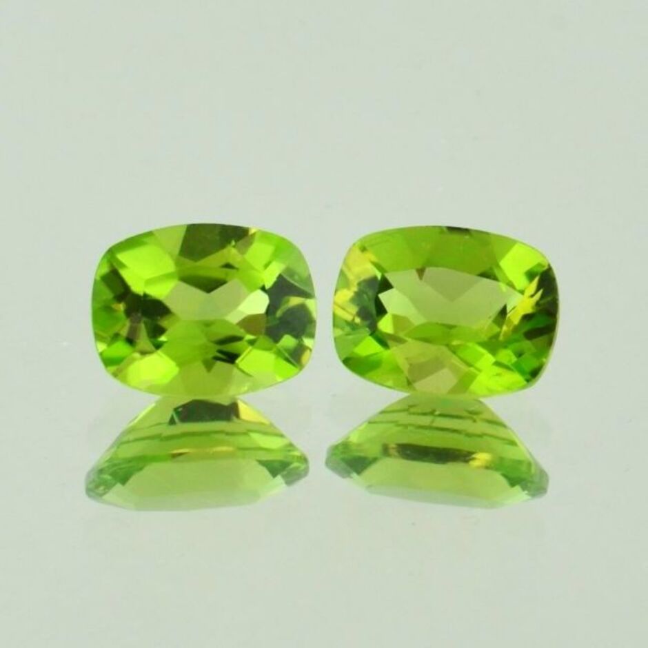 Peridot Pair cushion green 4.78 ct