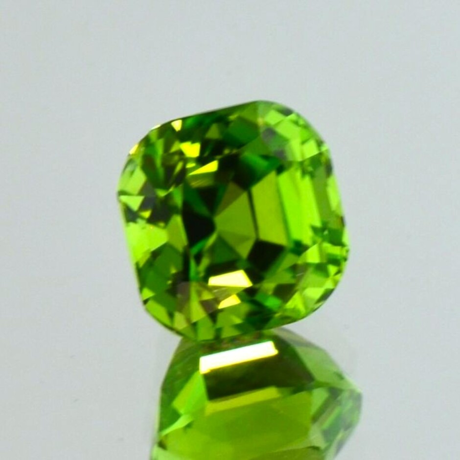 Peridot antik intensives Grün 7,03 ct.