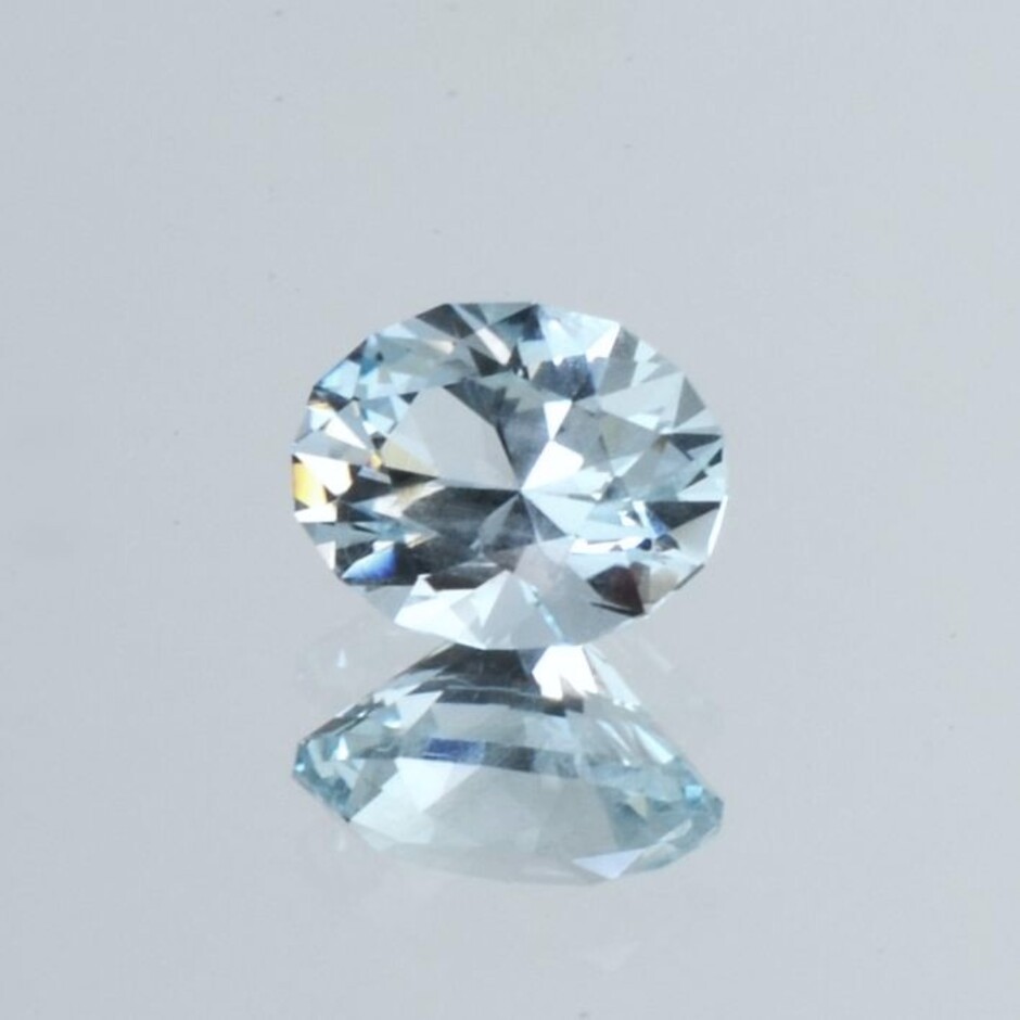 Aquamarin Design-Oval sehr helles Blau 2,18 ct