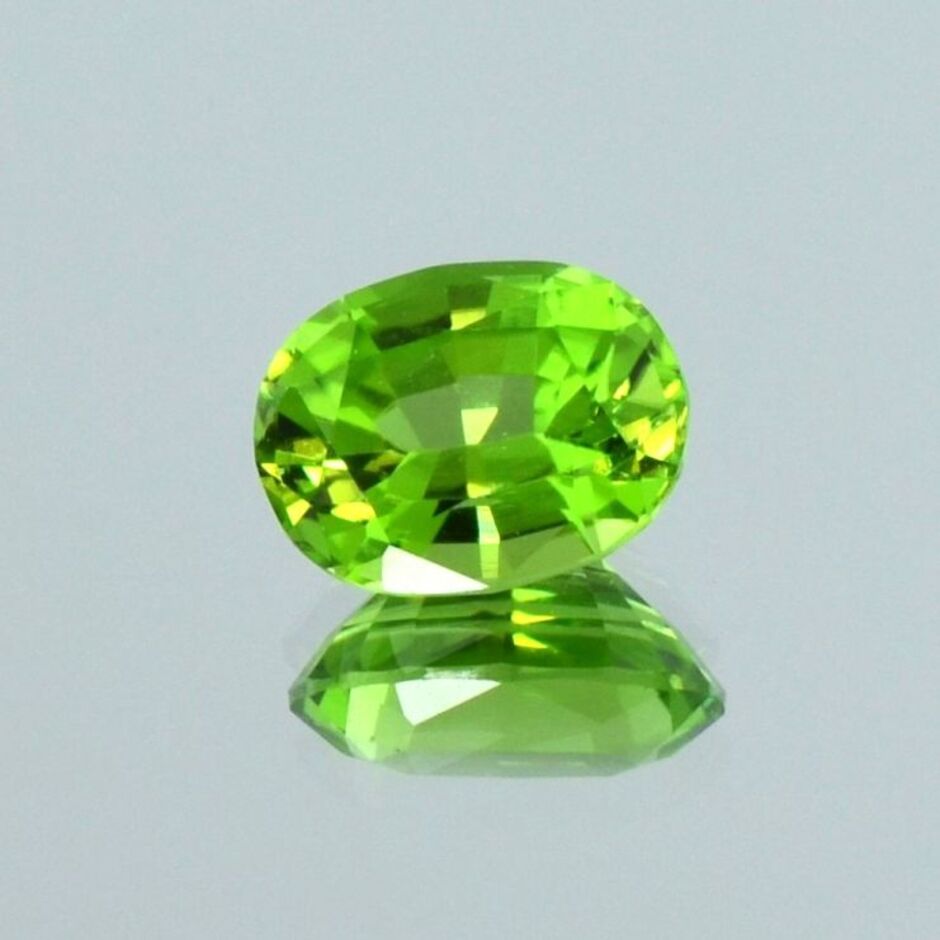 Peridot oval gelblich grün 2,71 ct