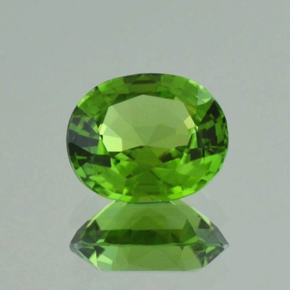 Peridot oval grün 6,85 ct.