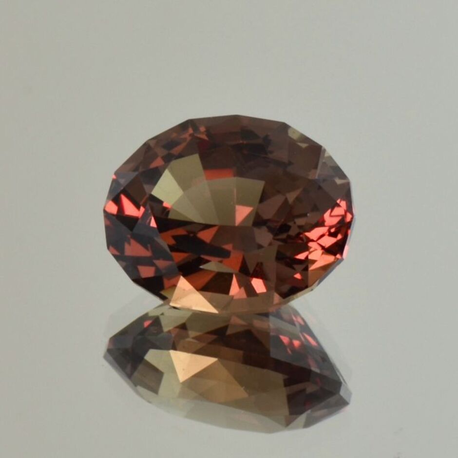 Granat oval farbwechselnd 6,85 ct.