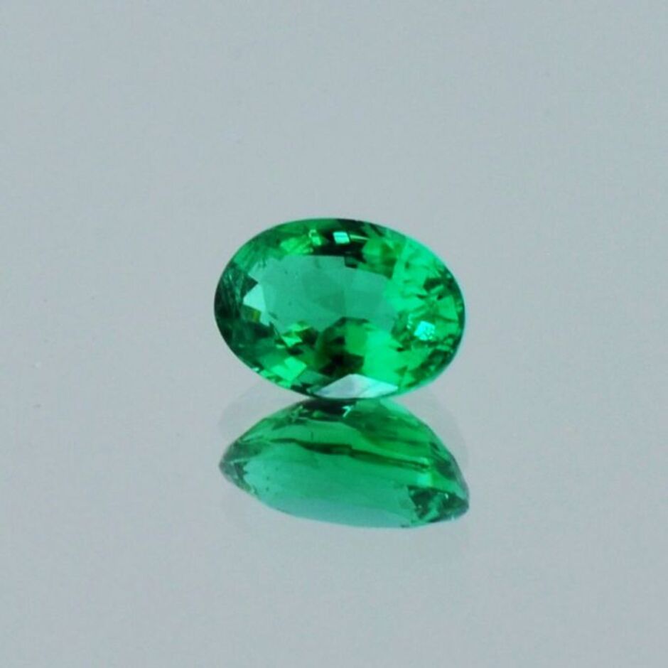 Emerald oval green 0.65 ct.