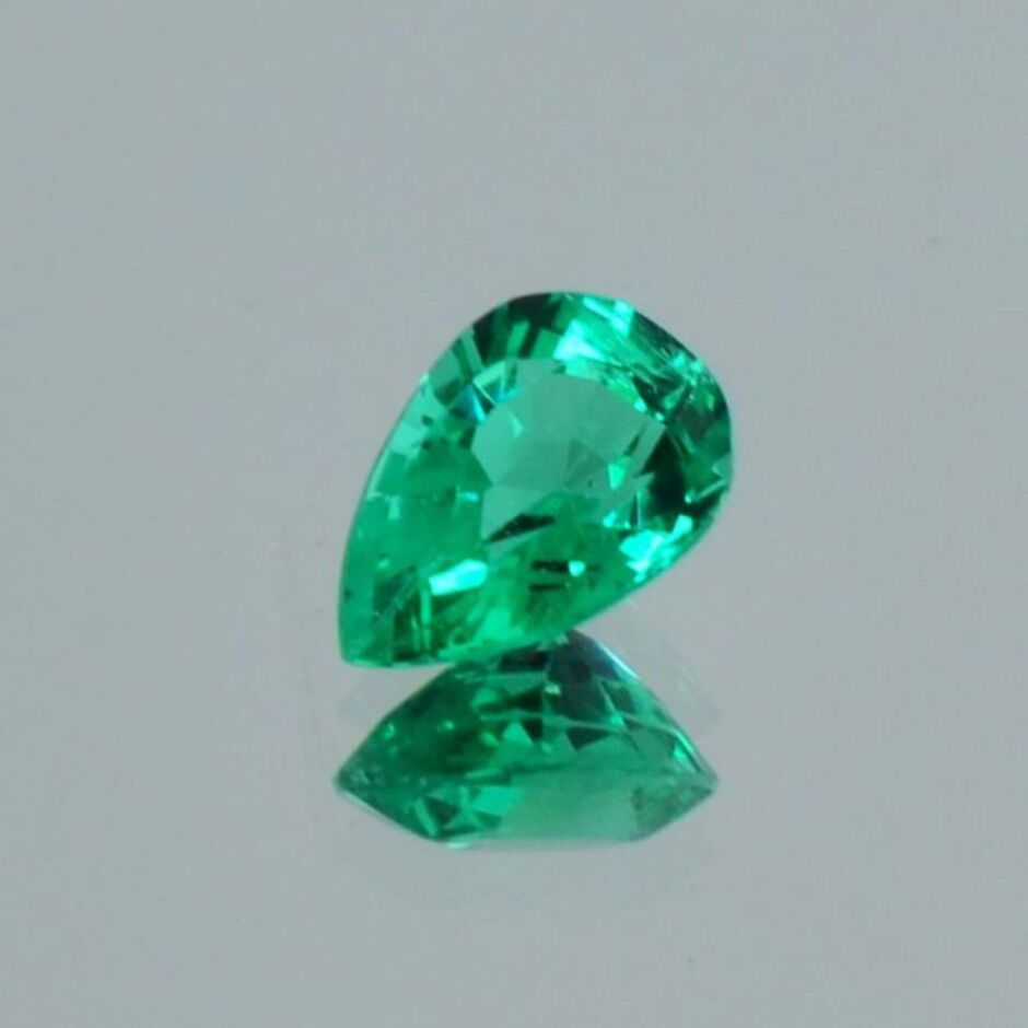 Smaragd Tropfen grün 0,75 ct.