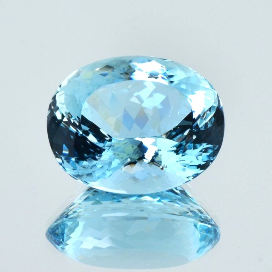 Aquamarine oval leicht greenish light blue 24.98 ct.