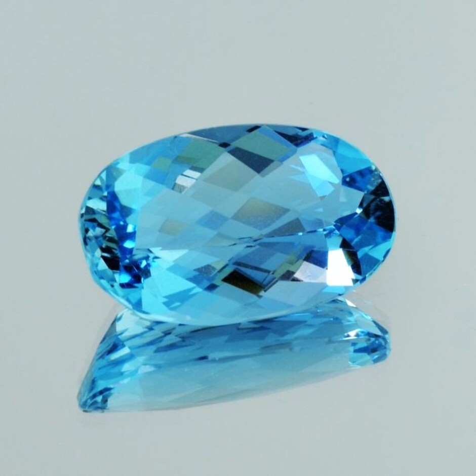 Aquamarine oval-schachbrettschliff intense light blue 17.26 ct.
