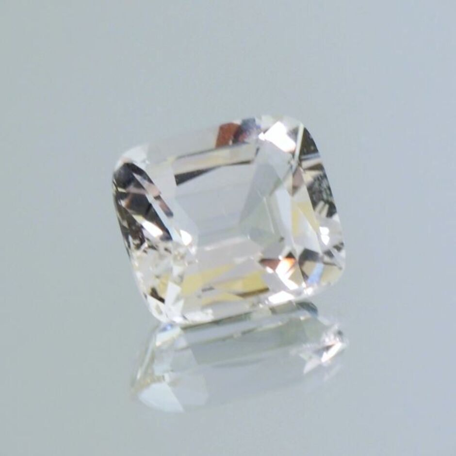 Topaz cushion farblos-getönt 8.49 ct.
