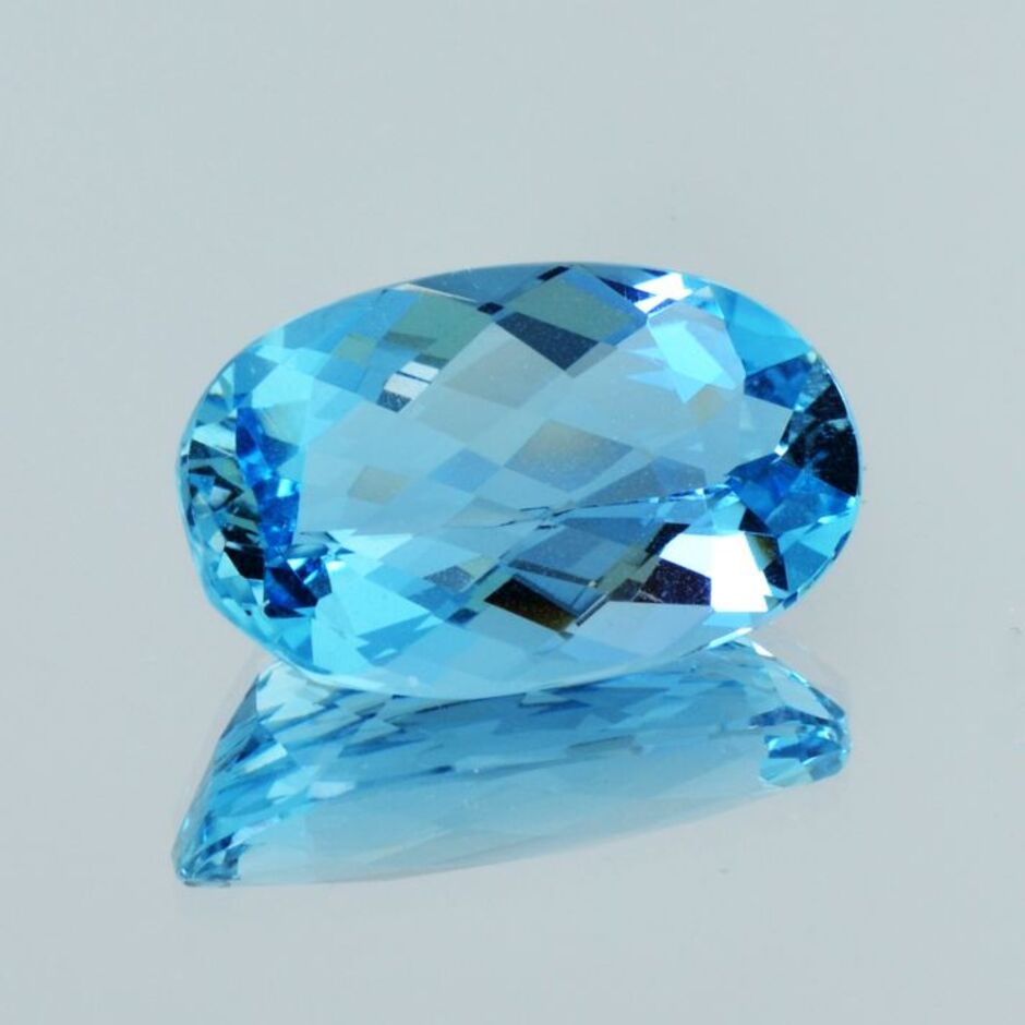 Aquamarine oval-schachbrettschliff intense light blue 17.26 ct.