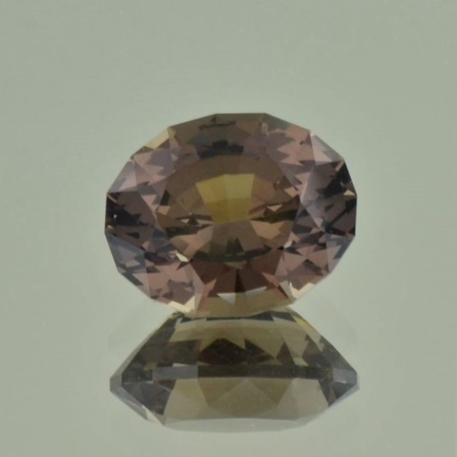 Farbwechselnder Garnet oval braun-bräunlich red 6.85 ct