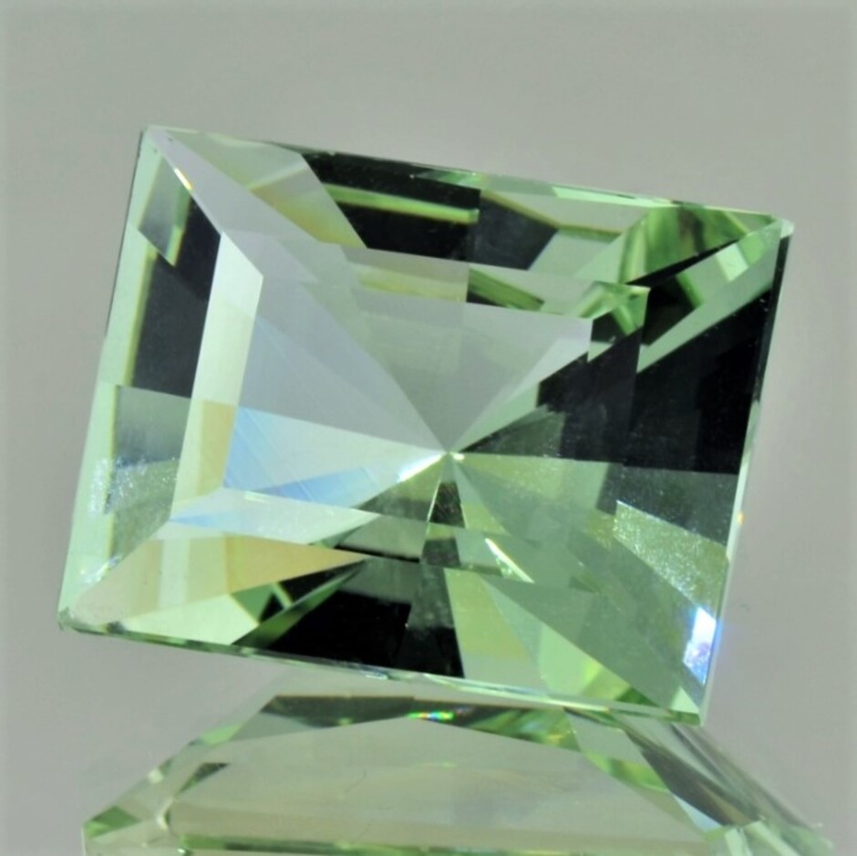 Beryl rectangle mastercut hellgruen untreated 59.35 ct.