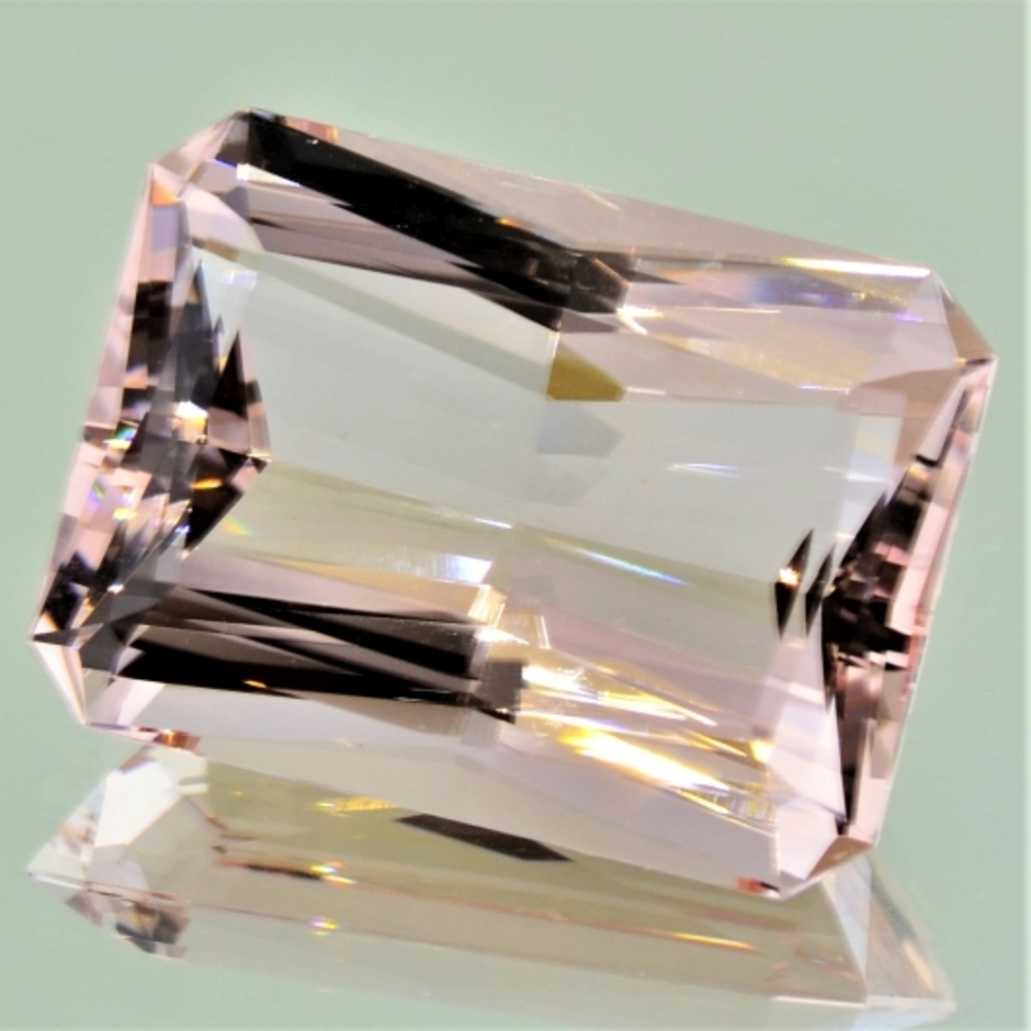 Morganite Beryll octagon light pink 53.44 ct.