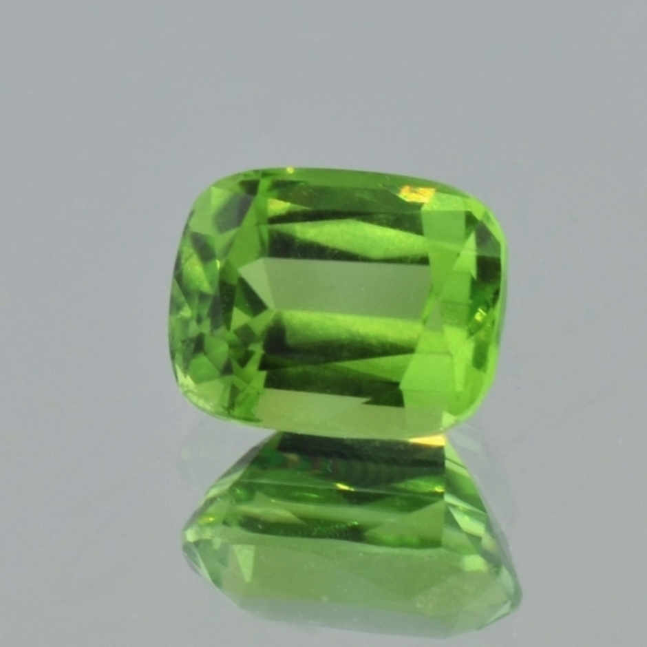 Peridot cushion green 4.08 ct