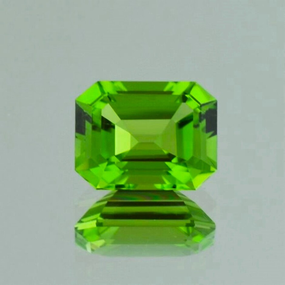 Peridot octagon green 6.63 ct